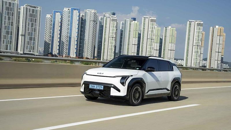 Klaus Zellmer přebírá cenu za Škoda Auto