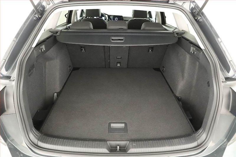 Volkswagen Golf (2023) Life 2.0 TDI, Automat - fotka 11 z 20