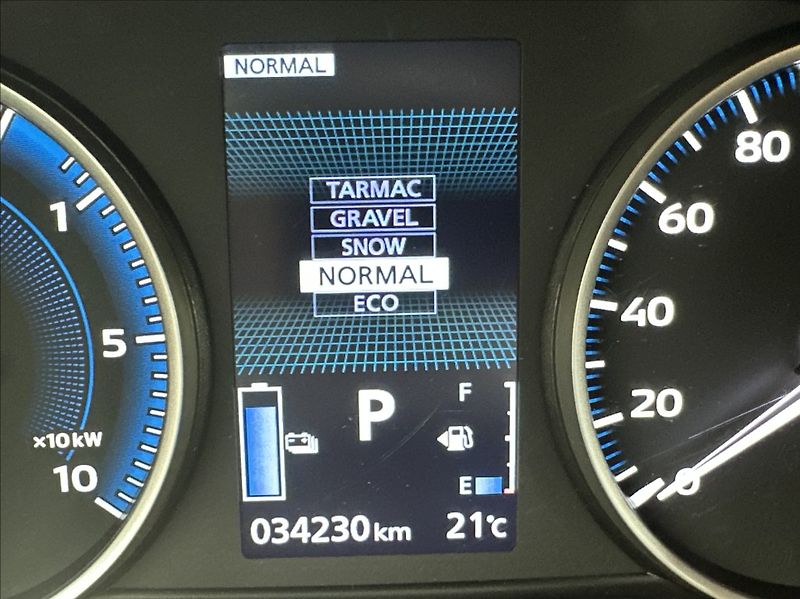 Mitsubishi Eclipse Cross 2,4 PHEV 188PS  A/T 4x4 - fotka 38 z 52