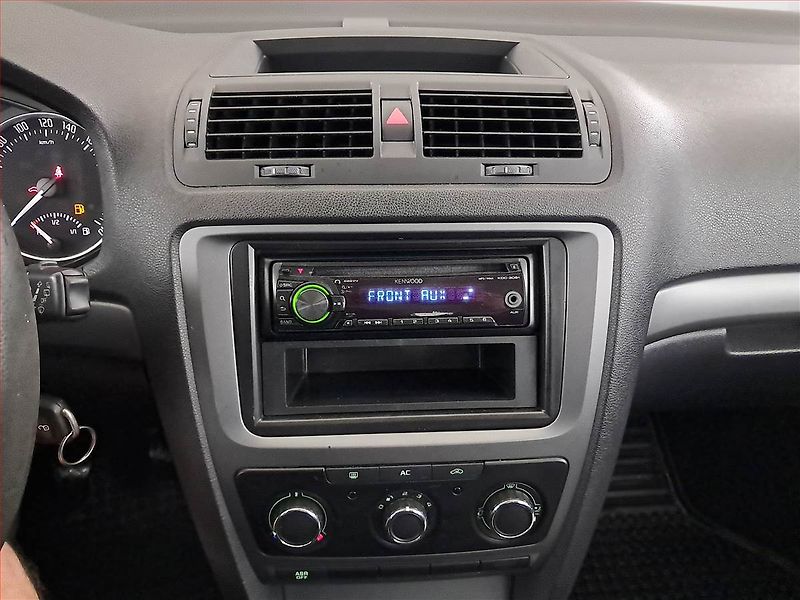 Škoda Octavia (2012) 1.6 TDI, po STK, servisované - fotka 12 z 14