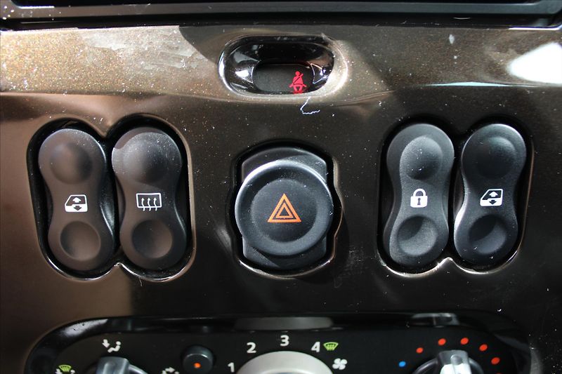 Dacia Duster 1.6i 77kW KLIMA SERV.KNIHA - fotka 17 z 18