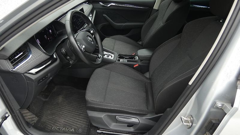 Škoda Octavia Combi 2,0 TDI DSG Style 110 kW - fotka 19 z 25