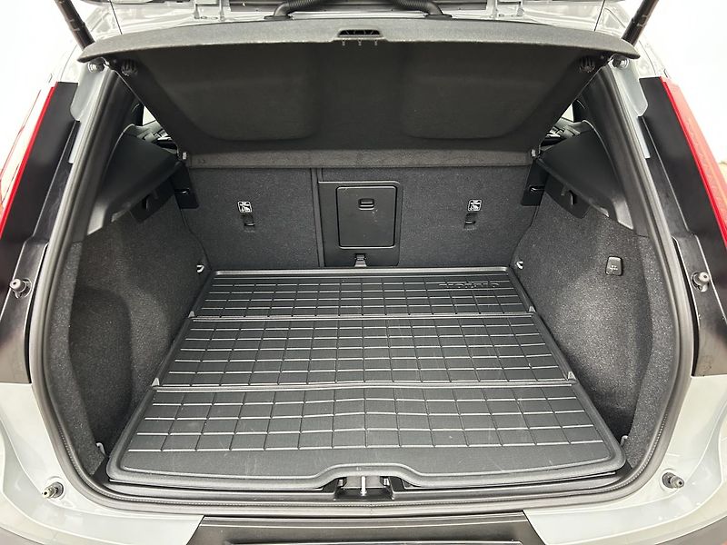 Volvo XC40 2.0  B3 CORE - fotka 25 z 27