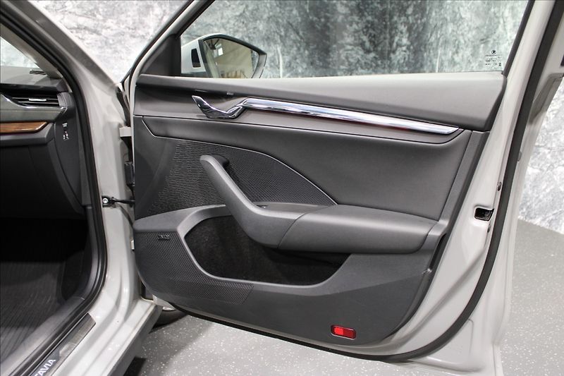Škoda Octavia 2,0 TDI Scout 4x4 DSG 1.majite - fotka 12 z 40