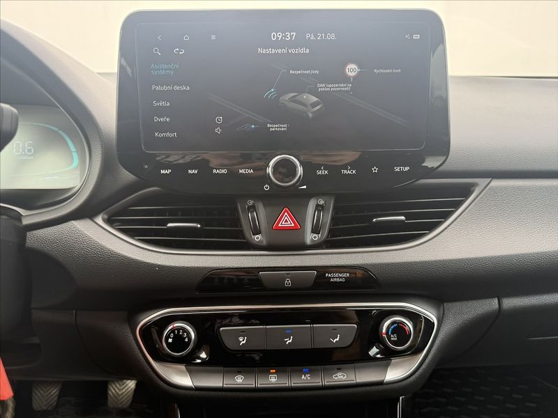 Hyundai i30 1,5 CVVT 71kW Family - fotka 17 z 24