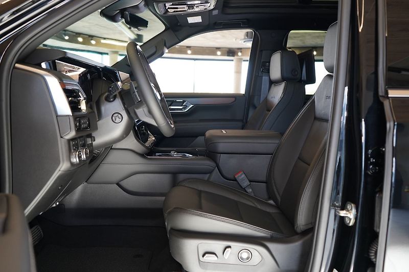 GMC Yukon (2026) Denali 6.2 V8 - fotka 21 z 59