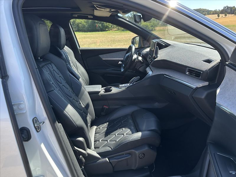 Peugeot 3008 GT 1,6 PureTech 133kW Automat - fotka 11 z 32