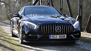 Mercedes-Benz SL 500 s maskou AMG-GT.
