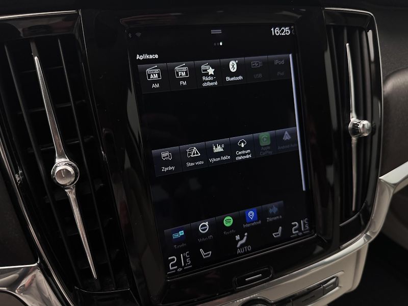 Volvo V90 CC D4 AWD MOMENTUM AUT - fotka 33 z 46