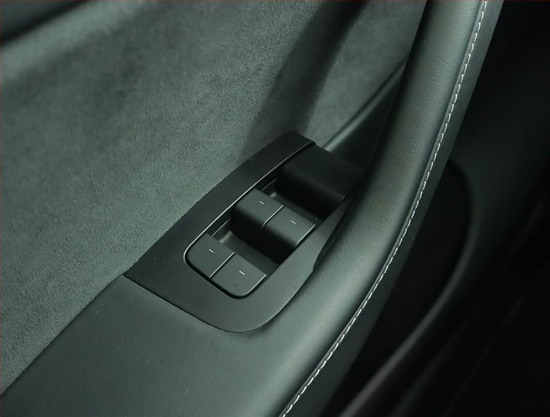 Tesla Model Y (2022) Performance 79kWh, SoH 89% - fotka 16 z 21
