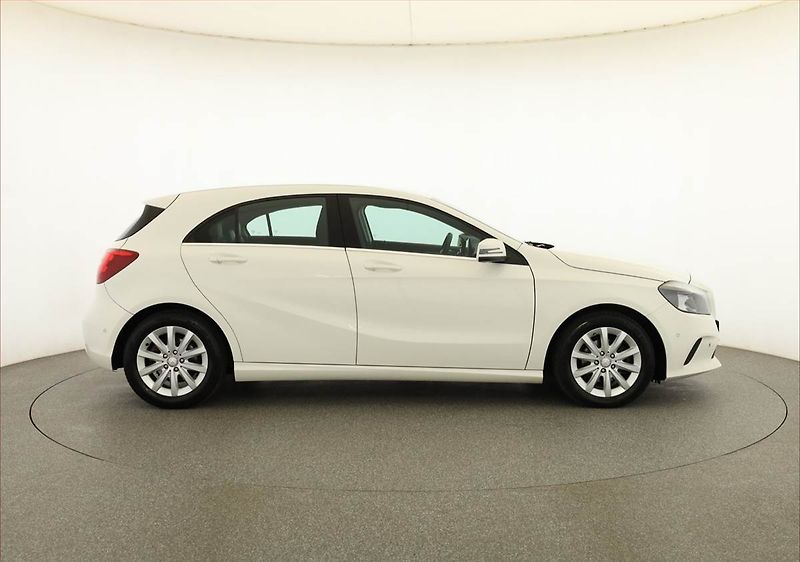 Mercedes-Benz Třídy A (2016) A 180 d, Automat, Kůže - fotka 6 z 20