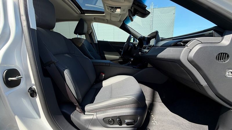 Lexus ES 300h 300h 2,5 HEV BUSINESS EDITION - fotka 13 z 25
