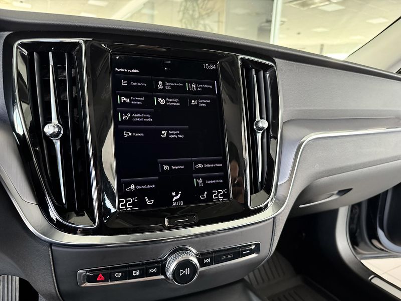 Volvo V60 B4 AUT*145kW*KeyLess*Tažné - fotka 21 z 31