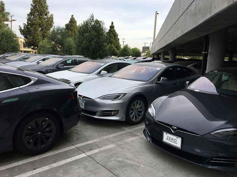 Parkoviště odložených elektromobilů Tesla.
