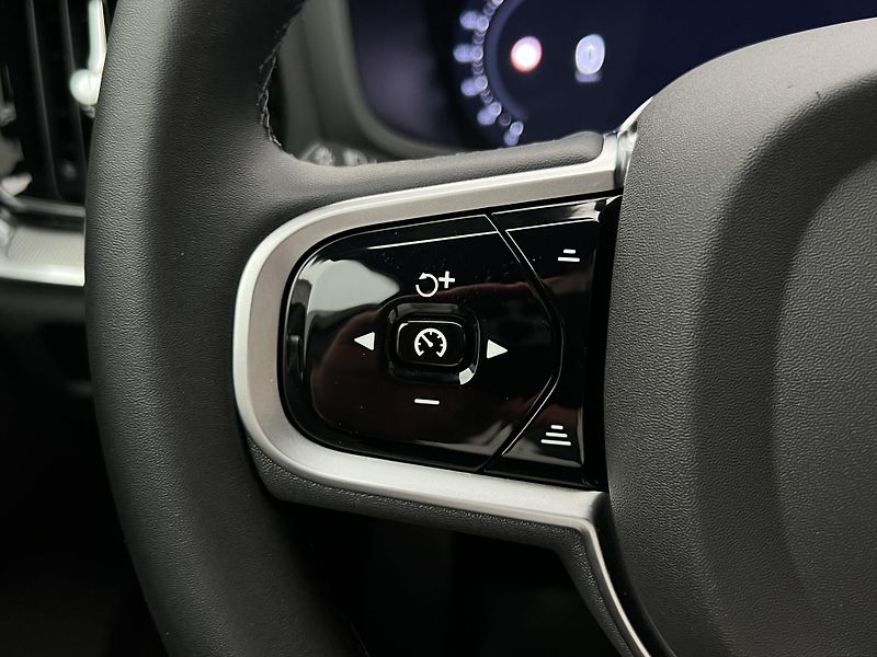 Volvo V60 T6 AWD DARK PLUS 1. maj. - fotka 25 z 49