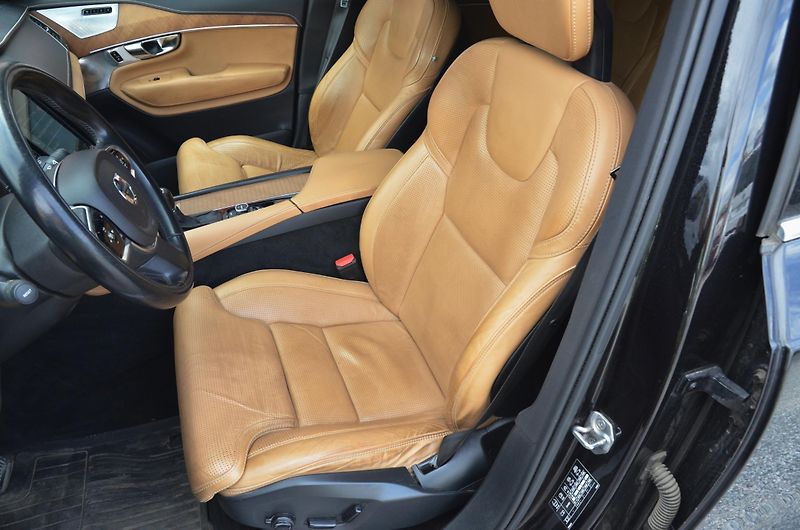 Volvo XC90 (2016) D5 // REZERVOVÁNO // - fotka 22 z 47
