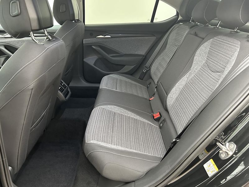 Škoda Superb 1.5 TSI Selection - fotka 21 z 28