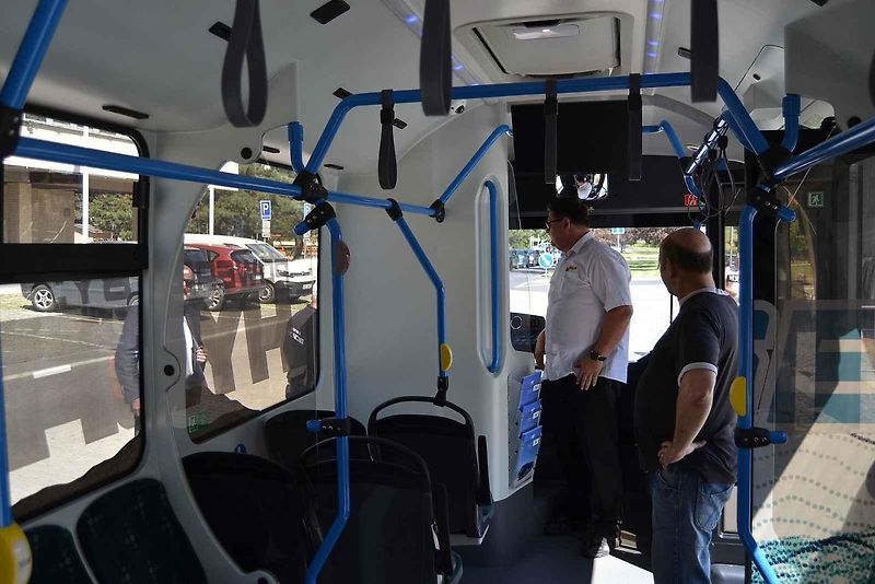 Autobus na vodíkový pohon v Mostě. Pohled z přední strany.