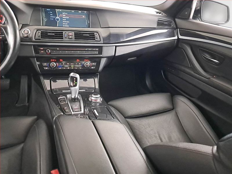 BMW Řada 5 (2011) M Paket 530d xDrive, 4X4 - fotka 8 z 24