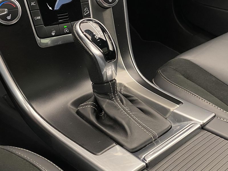 Volvo XC60 D5 AWD R-DESIGN AUT REZERVACE - fotka 26 z 52