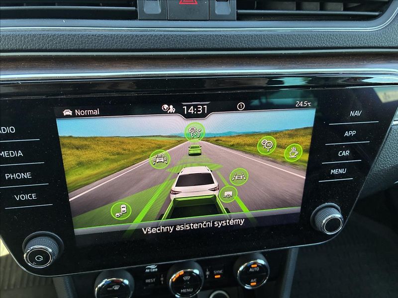 Škoda Superb 2,0 TDI 4X4 SCOUT TAŽNÉ - fotka 20 z 26
