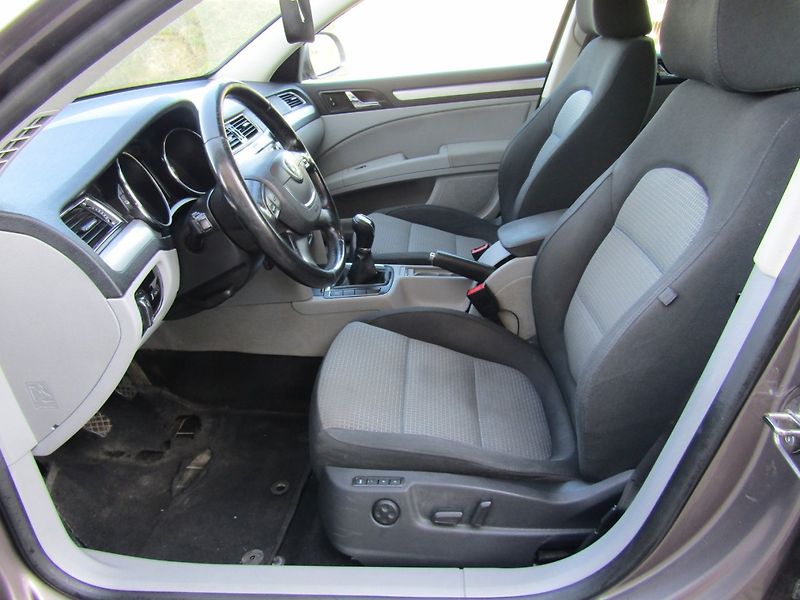 Škoda Superb (2011) 1.6 TDI 77kW ZIMNÍ PNEU - fotka 14 z 32