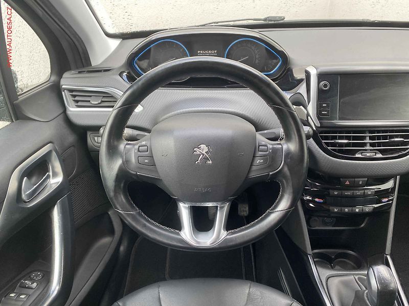 Peugeot 2008 (2017) 1.2 PT, Allure, navi, kamera - fotka 11 z 17