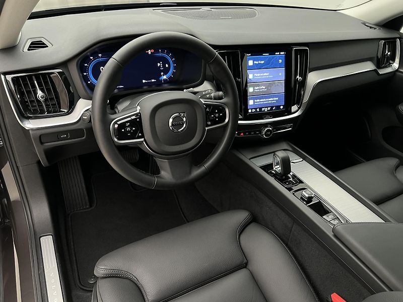 Volvo V60 B4 DARK PLUS AUT - fotka 4 z 42