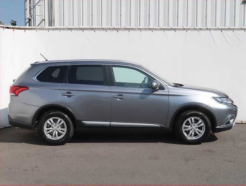 Mitsubishi Outlander (2016) Intense 2.0, ČR,1.maj - fotka 6 z 18