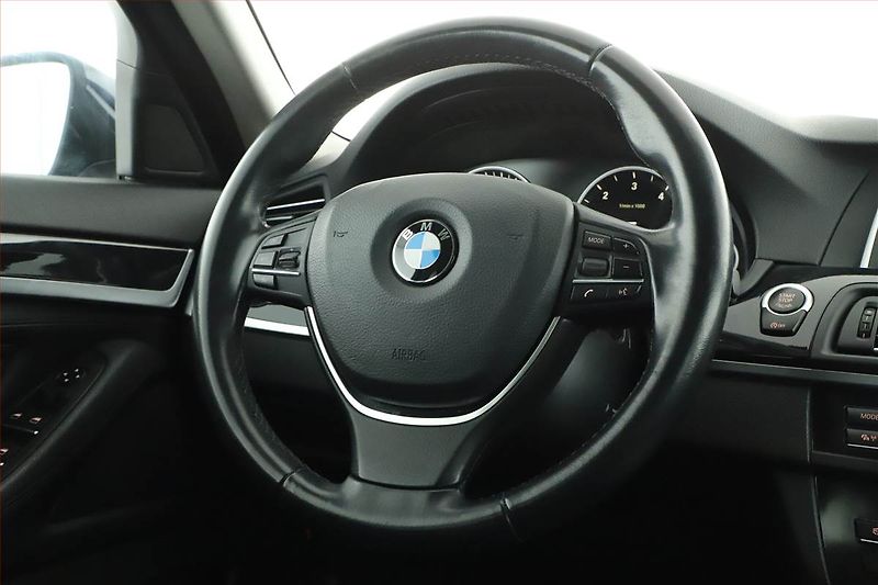 BMW Řada 5 (2015) 520d xDrive, 4X4, Automat - fotka 8 z 20