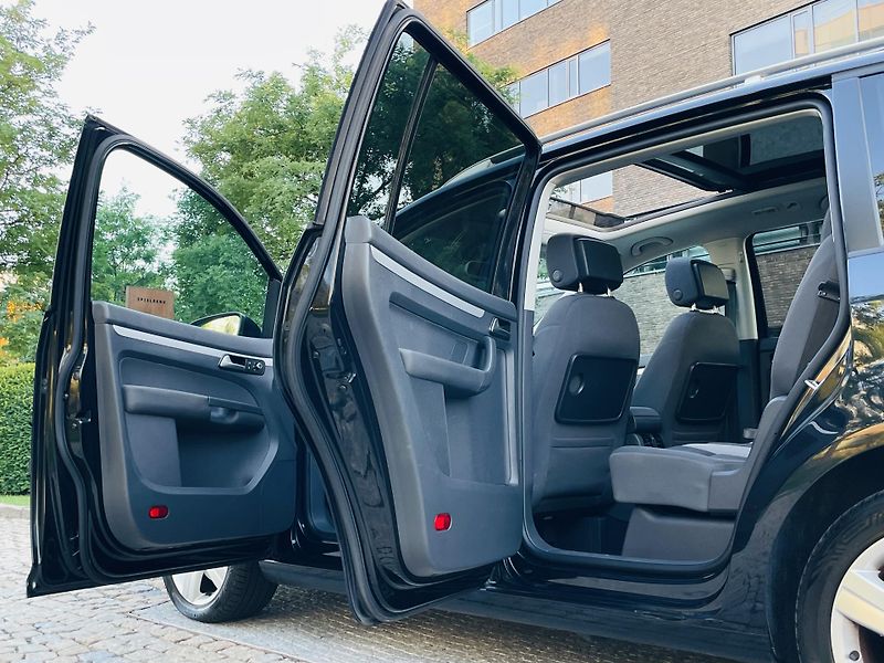Volkswagen Touran 2.0TD MAN 7MÍST SERVISKA TAŽNÉ - fotka 22 z 48
