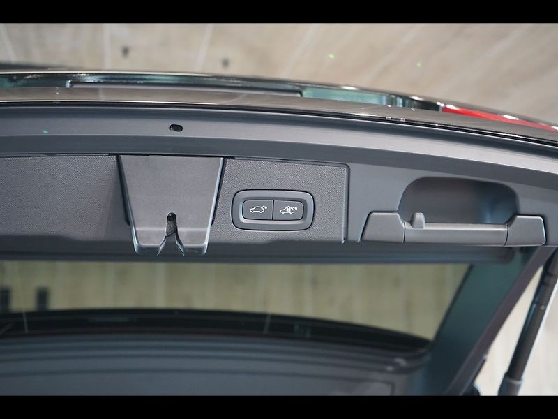 Volvo XC60 T8 PLUS Black Edition, 360°,HK - fotka 15 z 47