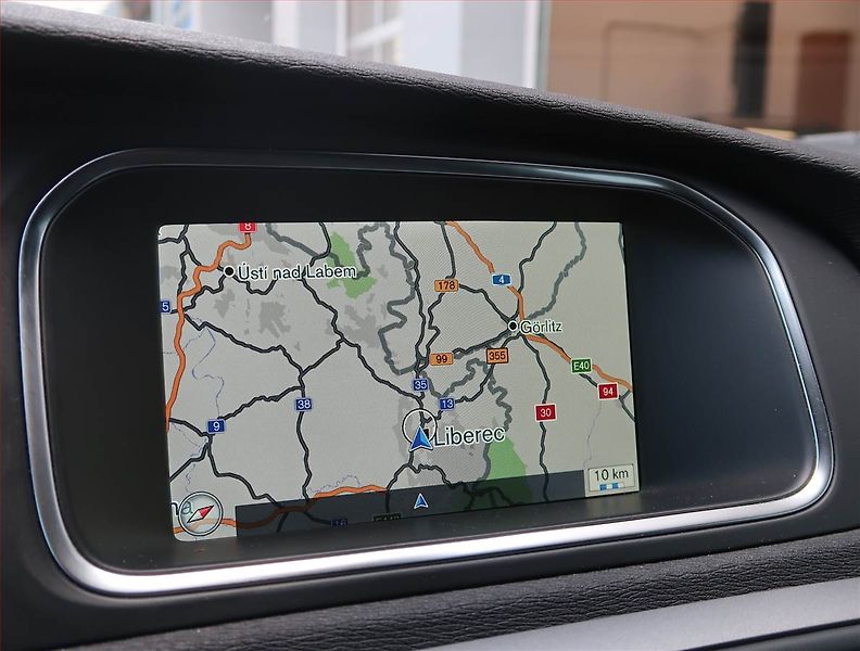 Volvo V40 (2014) 2.0 T4 AWD, 4X4, Automat - fotka 15 z 16