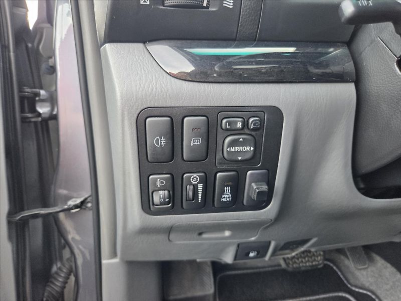 Toyota Land Cruiser 3,0 D-4D 127kW 8-míst ČR 1.maj - fotka 18 z 44