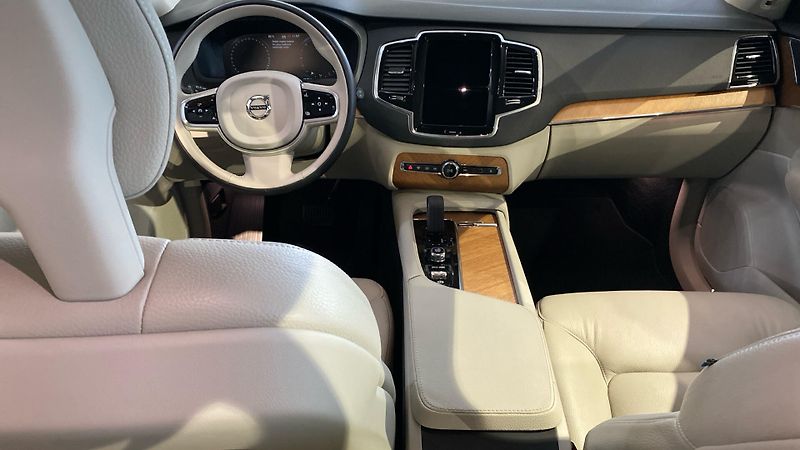 Volvo XC90 MOMENTUM PRO, B5 AWD, 173+10 k - fotka 11 z 32