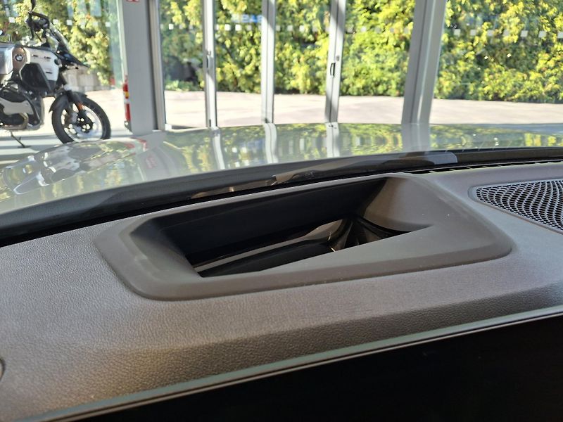 BMW Řada 3 320d xDrive Touring M-Sport - fotka 32 z 37
