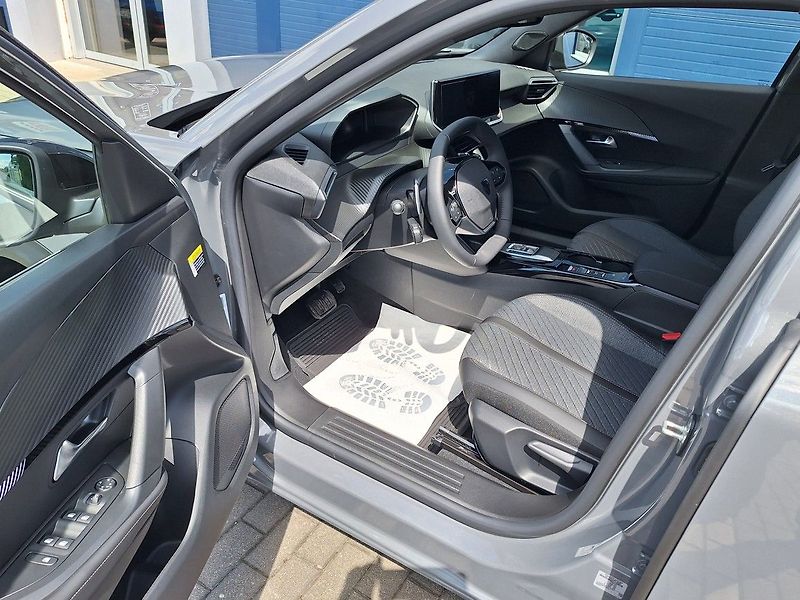 Peugeot 2008 (2025) ALLURE PureTech 130 EAT8 - fotka 13 z 17