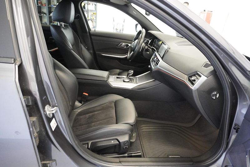 BMW Řada 3 2.0D 140kW M-SPORT,X-DRIVE - fotka 24 z 28