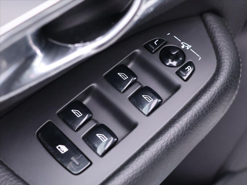Volvo XC90 2,0 D4 140kW CZ LED Momentum - fotka 15 z 31
