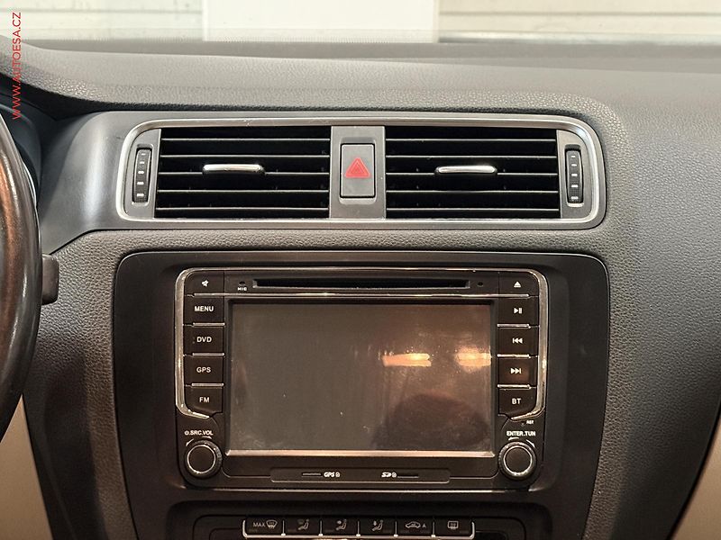 Volkswagen Jetta (2012) 1.4TSi, AC, výhřev sed - fotka 16 z 19