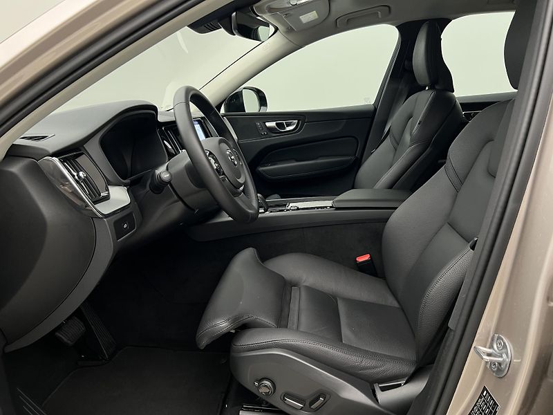 Volvo XC60 B4 AWD DARK PLUS AUT - fotka 3 z 39