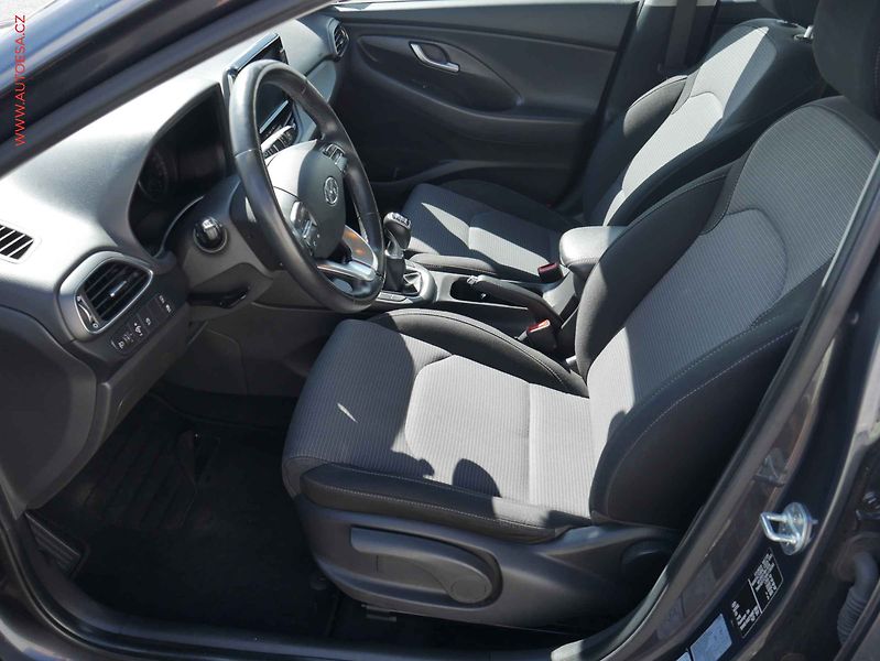 Hyundai i30 (2020) 1.5 DPi, 2.maj,ČR, AC, park - fotka 9 z 21
