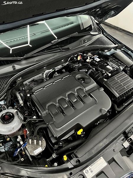Škoda Octavia Combi 2,0 TDI Style/ odp.dph - fotka 33 z 41
