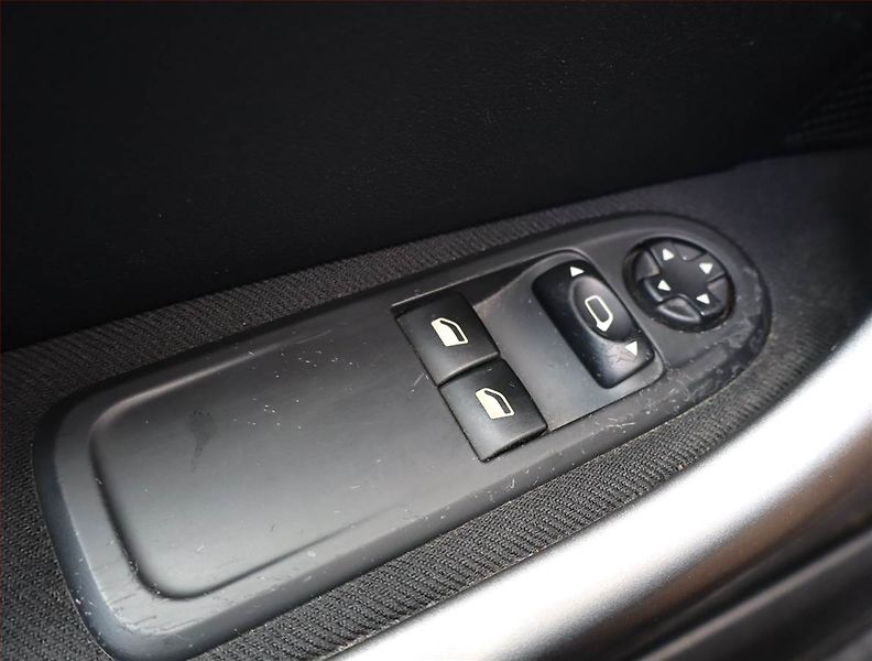 Peugeot 308 (2010) 1.6 VTi, Serv.kniha - fotka 16 z 17