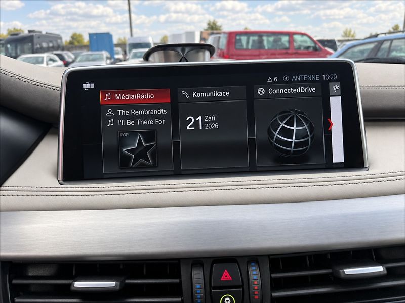 BMW X5 40e Xdrive LED HUD PANO TZ - fotka 26 z 42