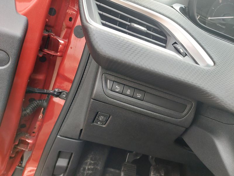 Peugeot 2008 (2015) 1.2-81kW THP - fotka 16 z 38