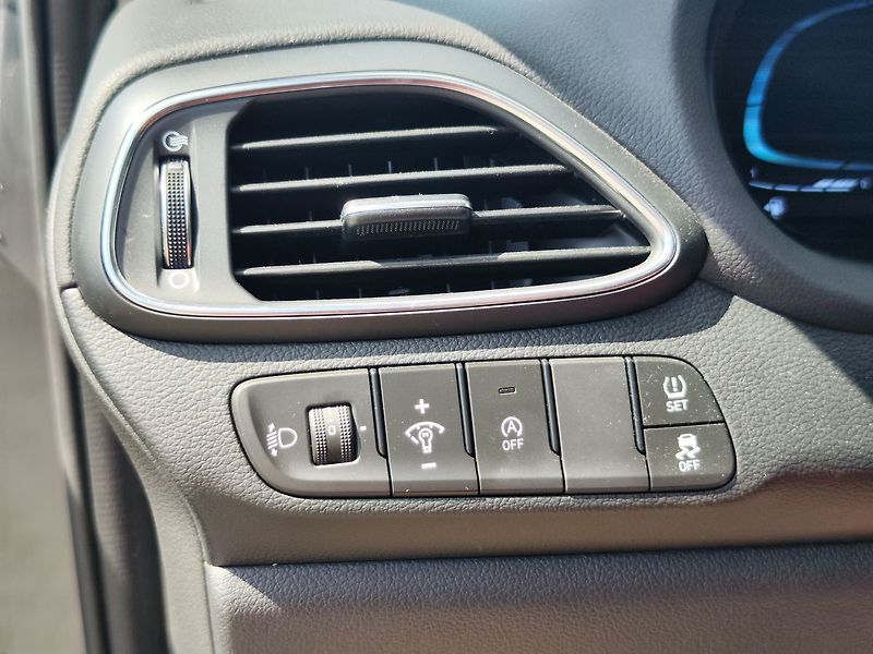 Hyundai i30 1.5i/71kW Smart Climate - fotka 28 z 31