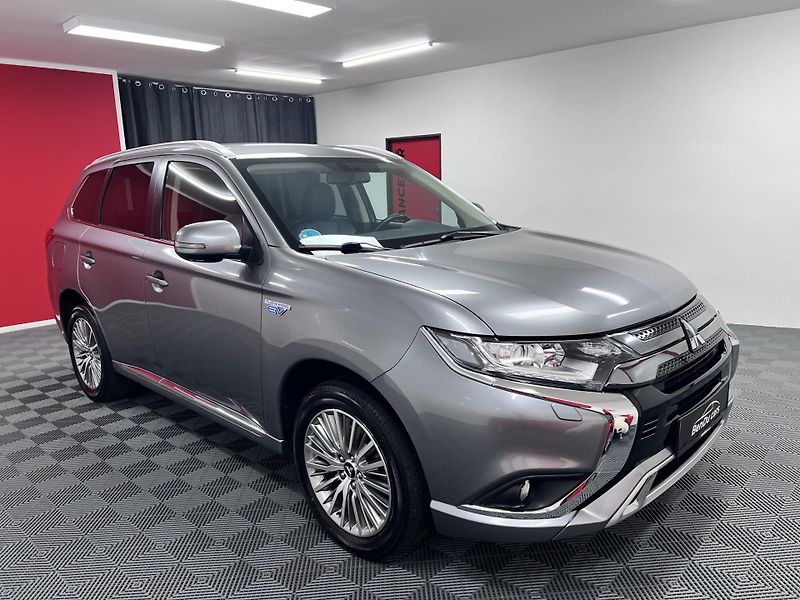 Mitsubishi Outlander 2.4 PHEV 165 kW, 4x4, 2020 - fotka 3 z 38