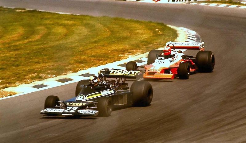 Vpředu Emerson Fittipaldi s vozem Fittipaldi FD04 a za ním Rupert Keegan s vozem Hesketh 308E při GP Monaka 1977.