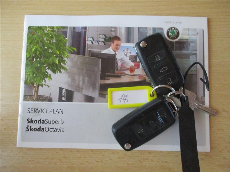 Škoda Octavia 1,4 TSI, klima, serv. kniha, - fotka 25 z 32